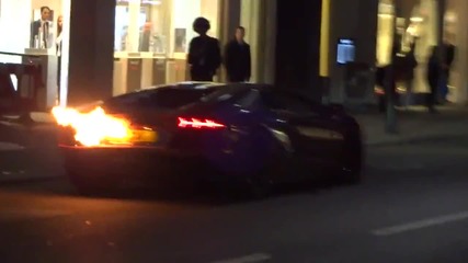 " Lamborghini Aventador " се самозапалва ,бдителни хора го изгасят с бутилка безалкохолно !