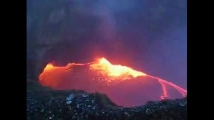 гледка от изригващ вулкан 