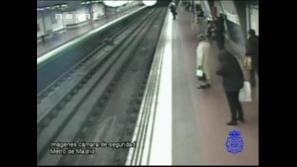 Полицай спасява пиян мъж, паднал в/у релсите на метрото 