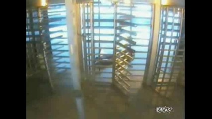 Човек Припада от чакане да отвори магазина