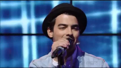 Jonas Brothers изпълняват Pom Poms в Live with Kelly and Michael