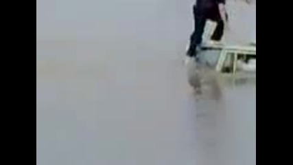 Араби куфеят с джип във вода