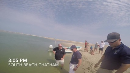 Хора спасяват голяма бяла акула, която заседна на пясъка - Част 2