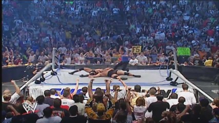 Brock Lesnar и Big Show потрошават ринга до основи.
