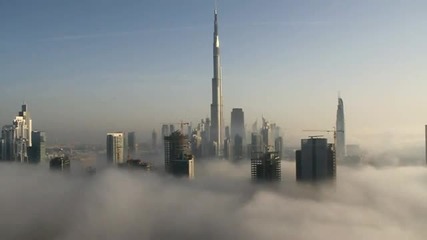 Бурж Дубай в мъгливо време 