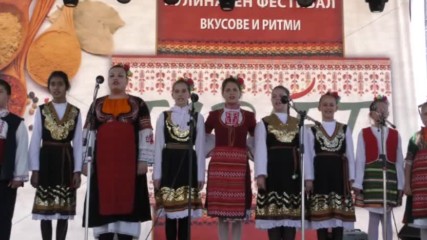 Школа по народно пеене, град Бобов дол на Табиет феста в Дупница.