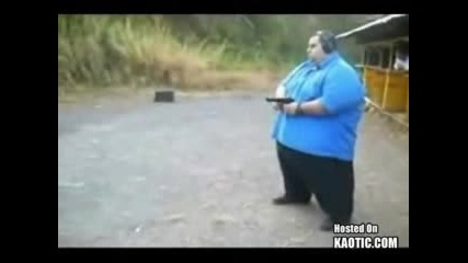 Дебел мъж стреля с картечен пистолет 