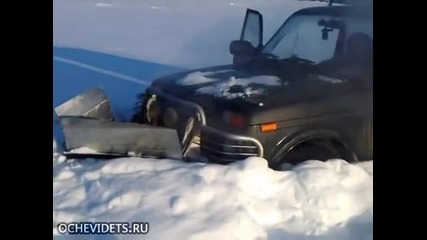 Луди руснаци отварят път в снега с Лада Нива