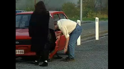 Оу потроши колата на жената :)