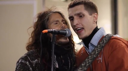 Стивън Тейлър пее с уличен музикант в Москва