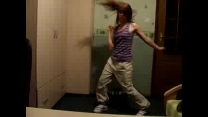 Момиче се опитва да танцува хипхоп