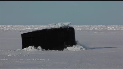Подводница разбива арктически лед