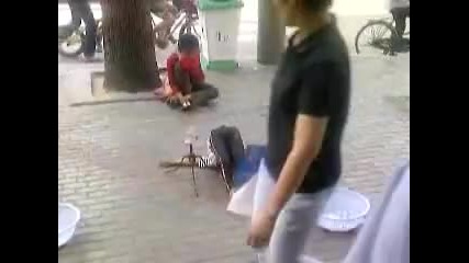 Малко дете прави улично представление 
