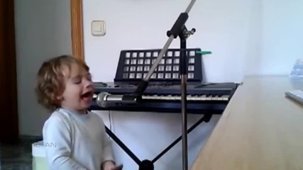 Две годишен Блус певец.