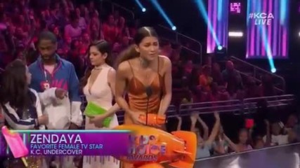 Зендая печели наградата " Любима тв звезда " на наградите Kids Choice 2017