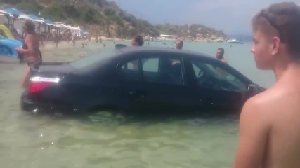 Румънски турист паркира Bmw в морето в Гърция !