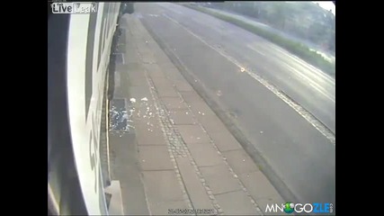 Пешеходец за малко да вземе гума