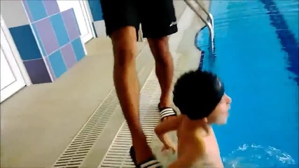 Няма такъв смях просто! Вижте как се слага шапка за плуване на дете!