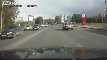 Бой 2012 Руски моторист се бие с шофиор и приятеля му...