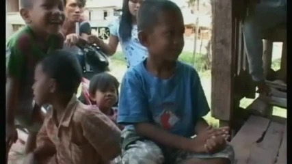 Бебе в Индонезия пуши по 40 цигари на ден 