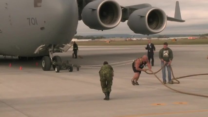 Най-силния мъж тегли самолет | C-17 Cargo plane !