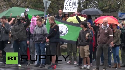 Протестиращи срещу сциентолози пред им църква в Базел