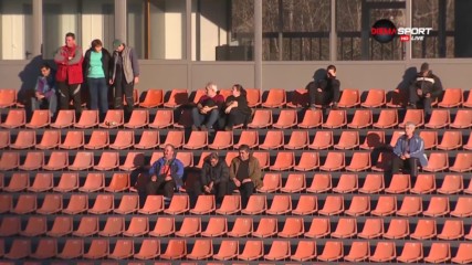 Футбол в прекрасно време, но само пред 44 зрители