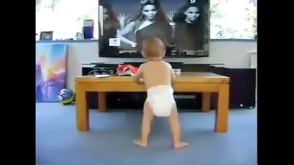 Бебе танцува на песен на Beyonce