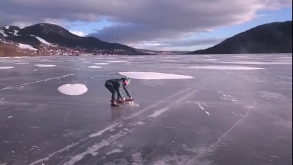 Щур руснак кара кънки с моторна резачка по леда!