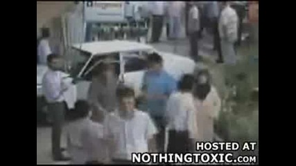 Тоз леко бутна лапето