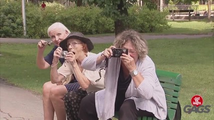 Баби гледат и снимат задника на мъже - скрита камера