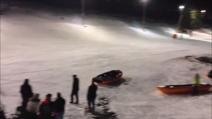 Вижте какво се случва когато се пързаяте с лодка по снега