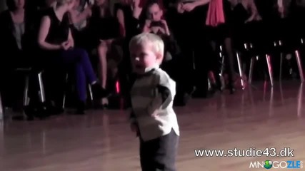 2 годишен смазва с танци