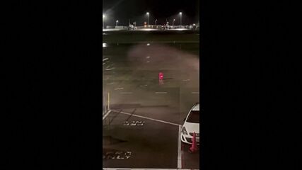 Бурен вятър отнесе куфар на летището в Единбург (ВИДЕО)
