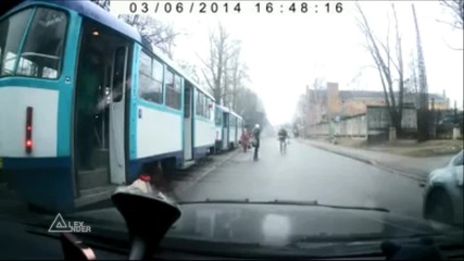 Елегантно излизане от трамвай - смях