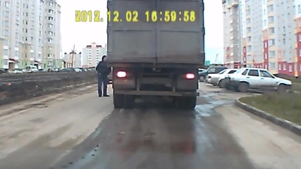 Ето как се мести кола от паркинг в Русия!!