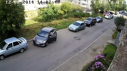 Жена се опитва да паркира колата си