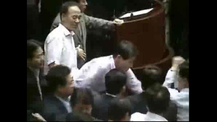 Бой В Корейския Парламент - Много Смях
