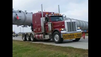 Голям камион превозващ огромен товар прави интересен завой