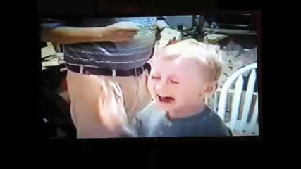 едно малко момче което губи първия си зъб Americas Funniest Home Videos $10.000 Winner 