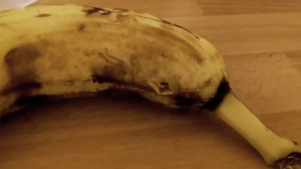 Нещо необичайно излиза от банан