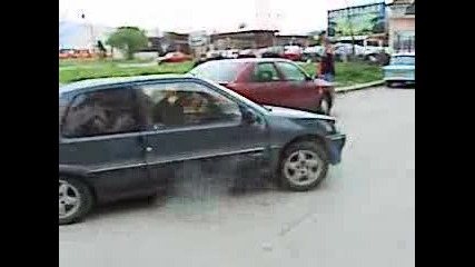 Осакатено Пежо В Движение