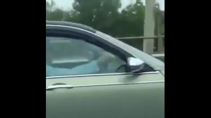 Странен автомобил на магистрала