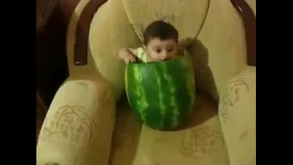 Сладко бебе открива начин да яде диня