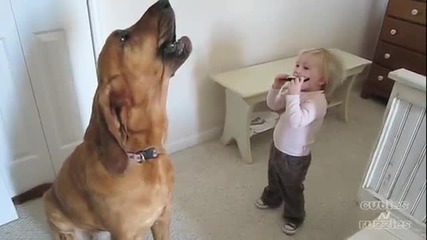 Малко дете и кученце са дует