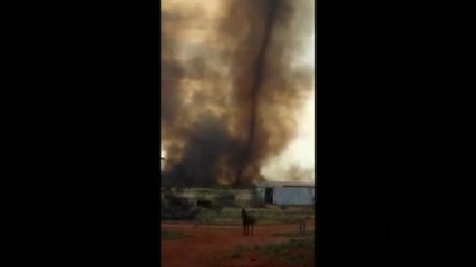 Любителско видео: Огнено торнадо