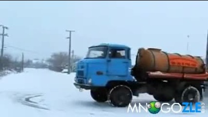 Камион прави дрифт