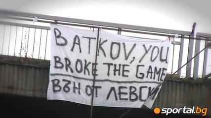 19.10.2009 Ултрасите на Левски издигнаха плакати : Батков вън 