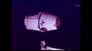 Товарният космически кораб Dragon се скачи с МКС