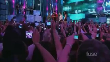 Justin Bieber флиртува със Selena Gomez на сцената на наградите M M V A 2011